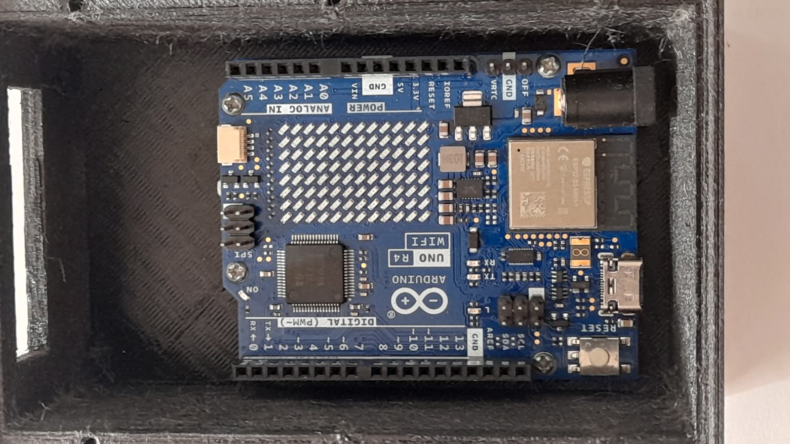 UNO R4 WiFi fixée par quatre vis dans le fond du boîtier PAROTSPEED imprimé en 3D