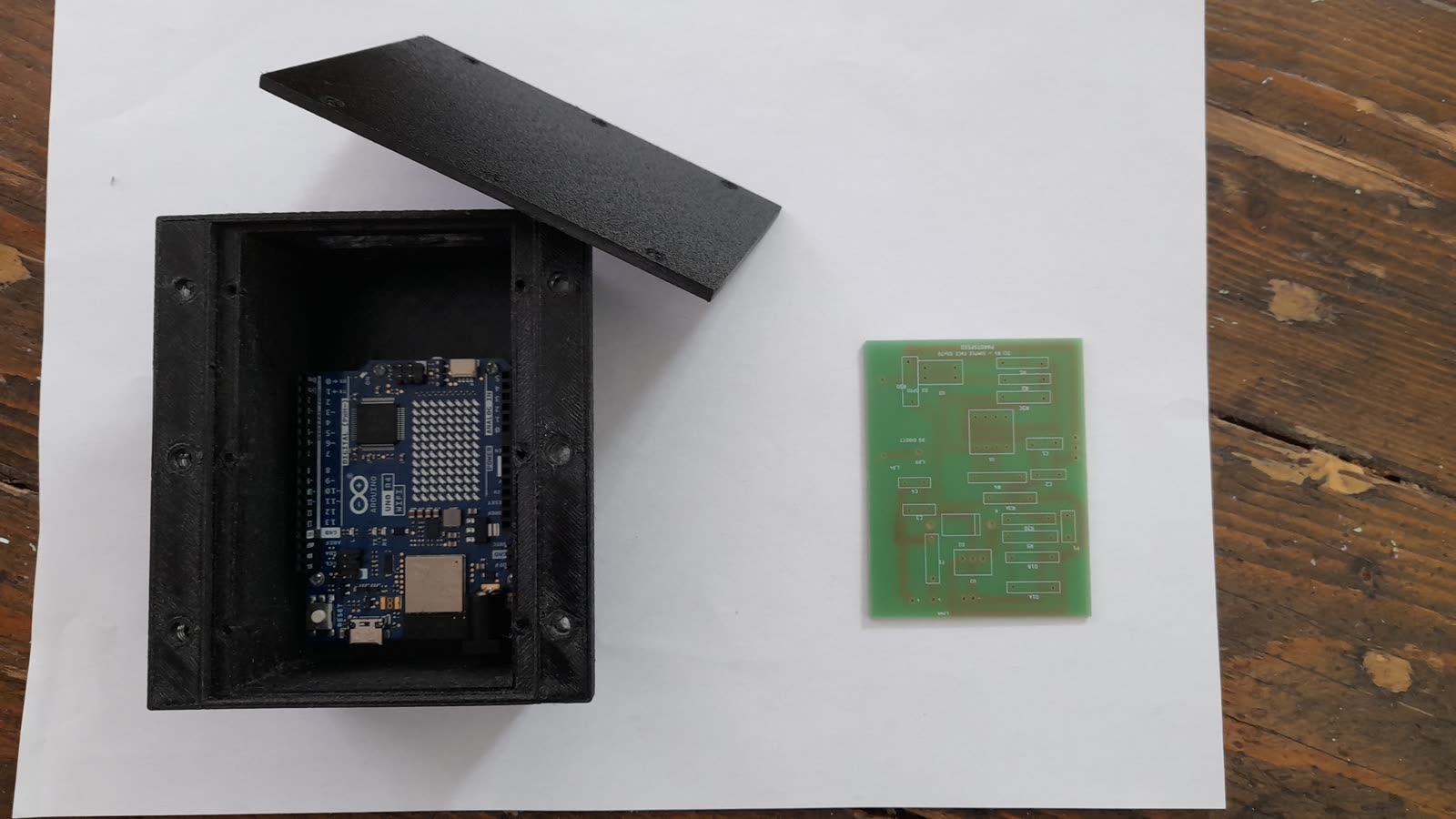 Boîtier PAROTSPEED ouvert avec UNO R4 WiFi et PCB nu présenté côté composants
