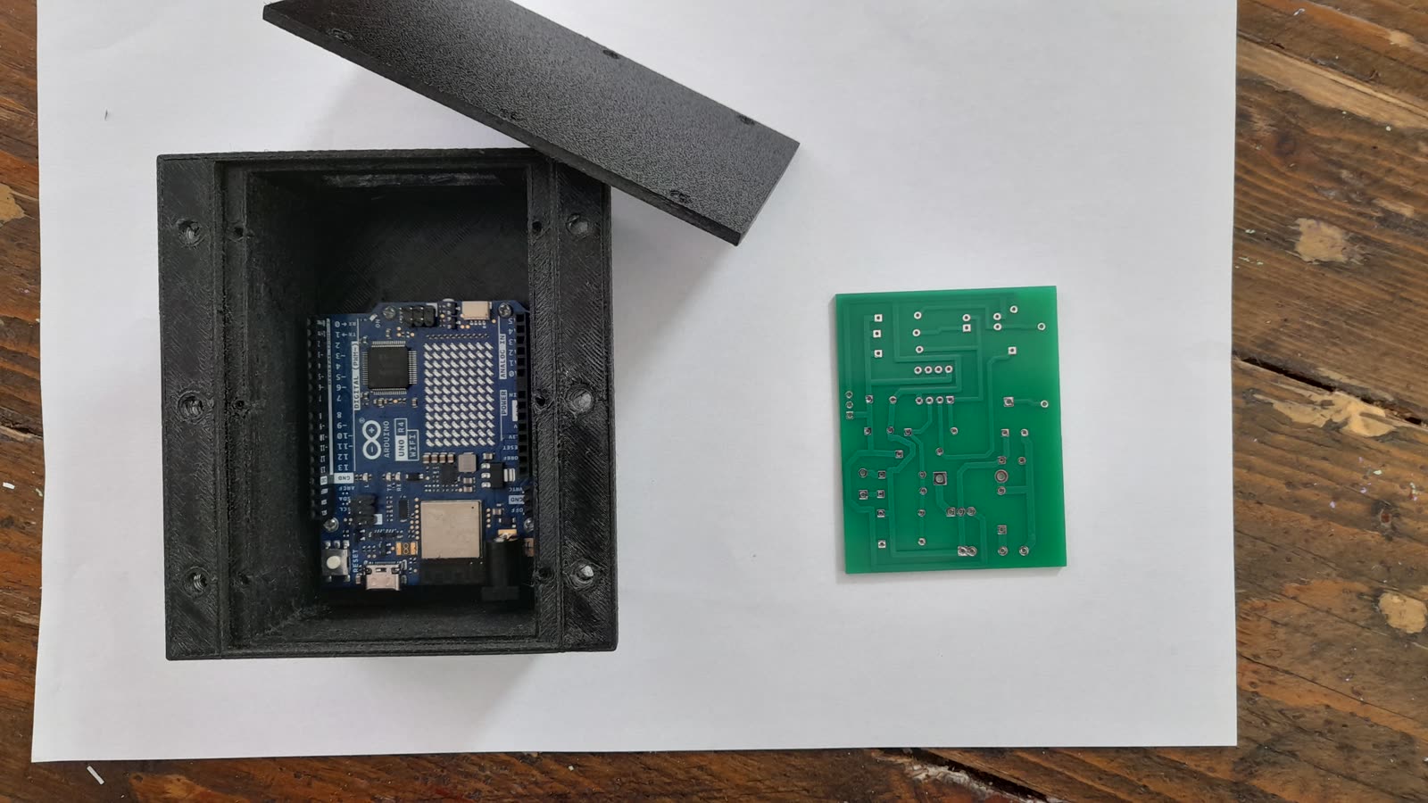 Boîtier PAROTSPEED ouvert avec UNO R4 WiFi et PCB nu présenté côté pistes
